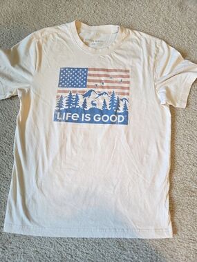 Life is Good Men's Flag Mountain Scene Short Sleeve Crusher Tee Size Medium